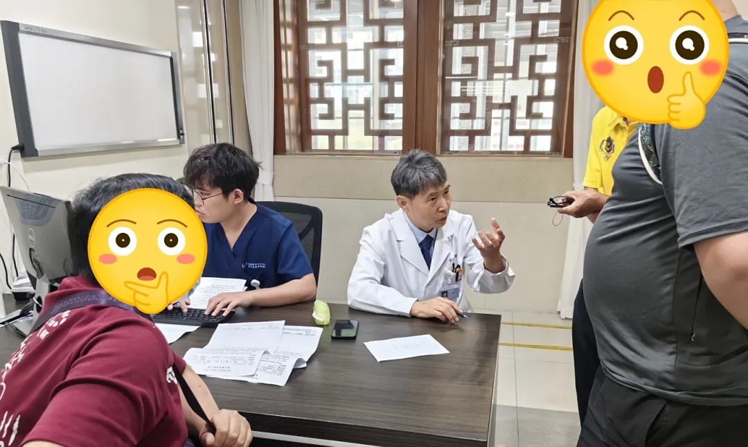 王恩敏教授为患者耐心讲解方案（非本案患者）.jpg