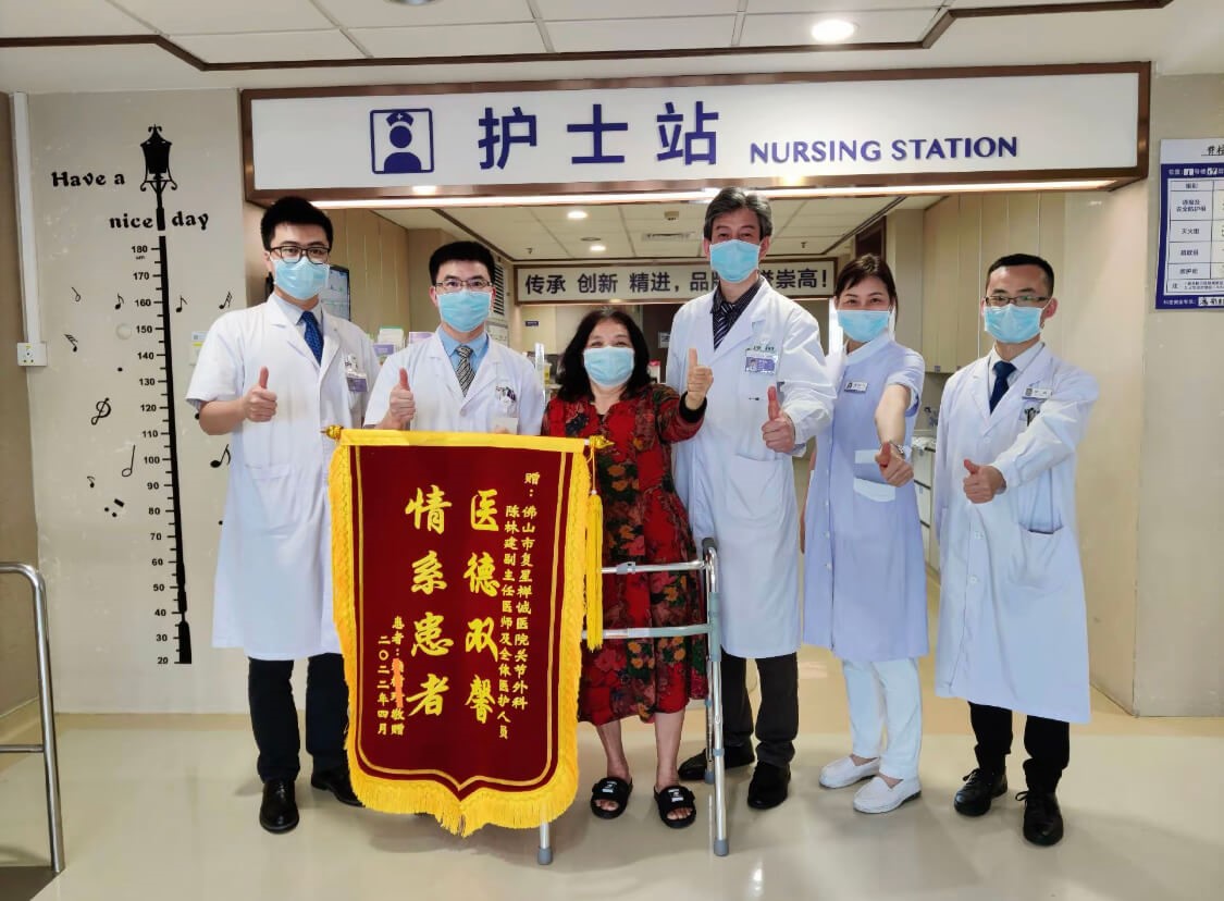 The Patient Presents a Silk Banner to Express Gratitude to Dr. Li Zhaohui's Medical Team