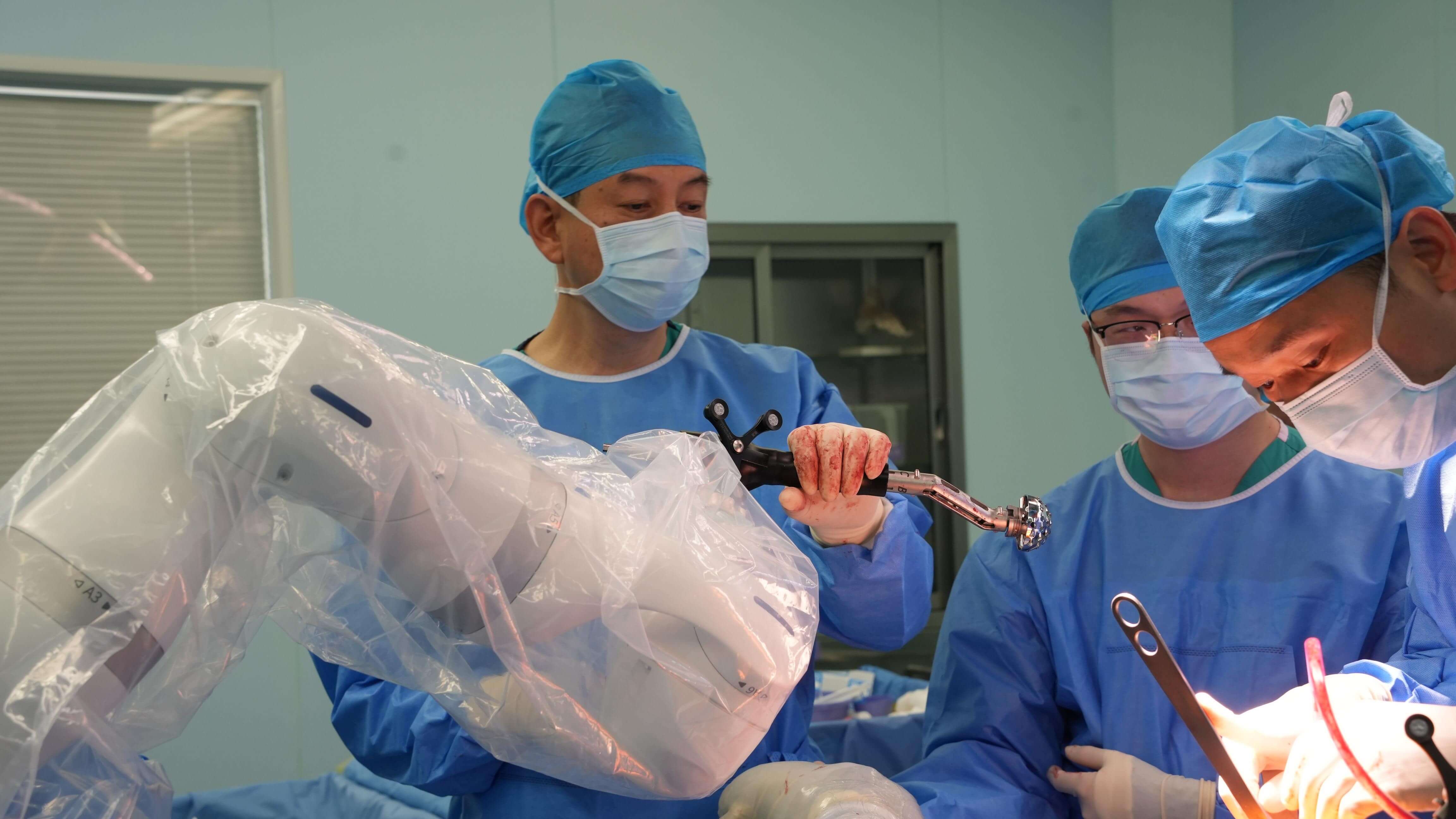 Dr. Li Zhaohui and Dr. Chen Shiyi is Jointly Performing the Surgery
